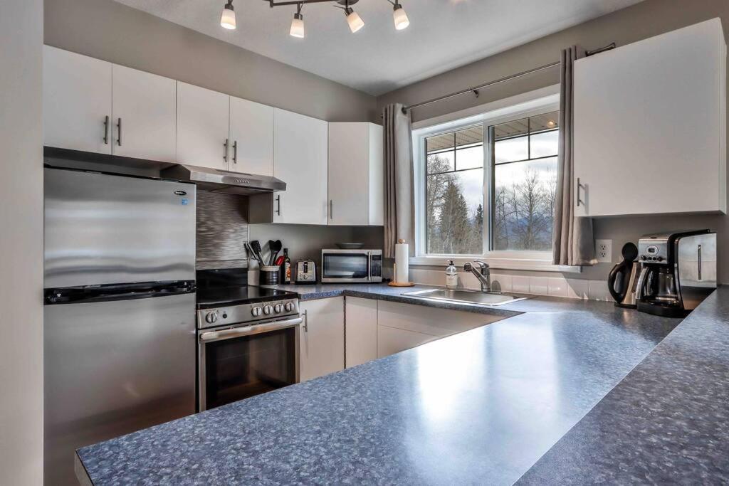 Big Mountain Views - Bright 2-Story Corner Unit Lägenhet Canmore Exteriör bild