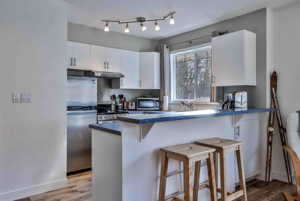Big Mountain Views - Bright 2-Story Corner Unit Lägenhet Canmore Exteriör bild