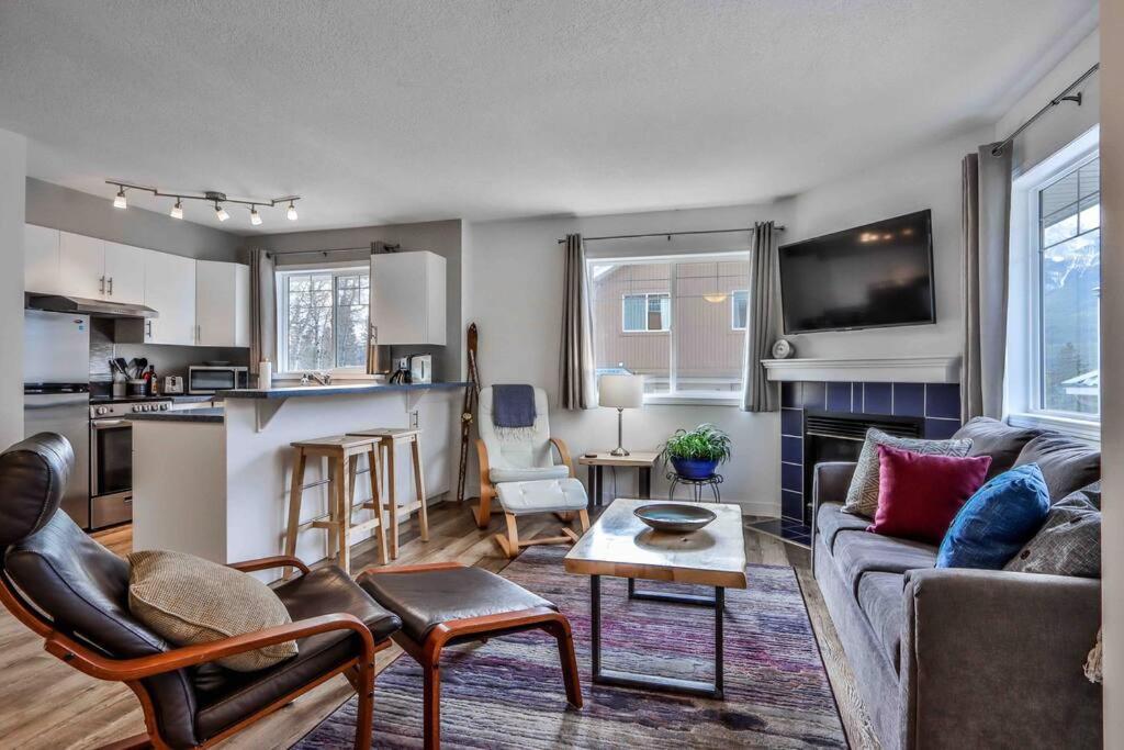 Big Mountain Views - Bright 2-Story Corner Unit Lägenhet Canmore Exteriör bild