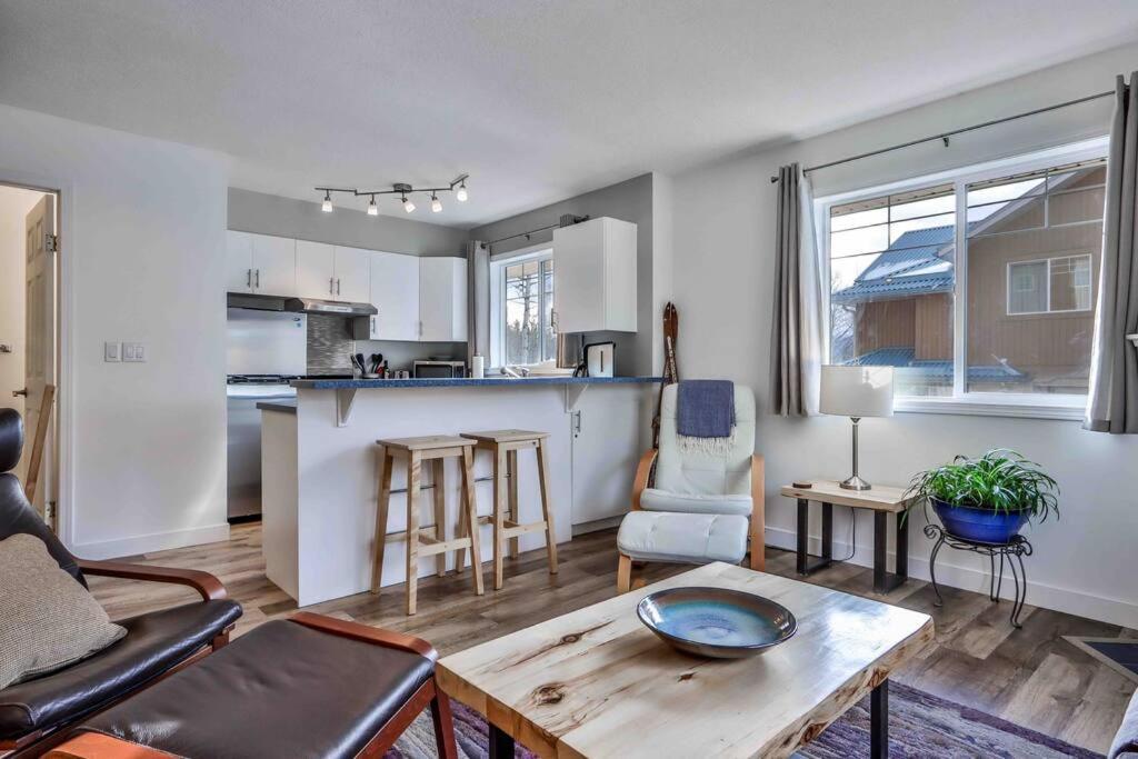 Big Mountain Views - Bright 2-Story Corner Unit Lägenhet Canmore Exteriör bild